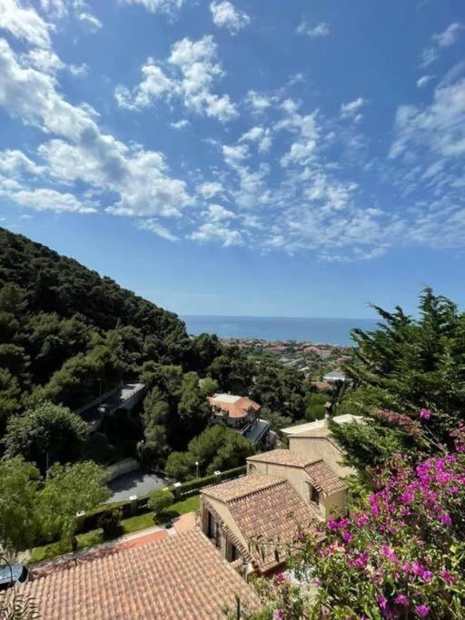 Casa Vacanze Luna 2 Vallecrosia Exterior photo